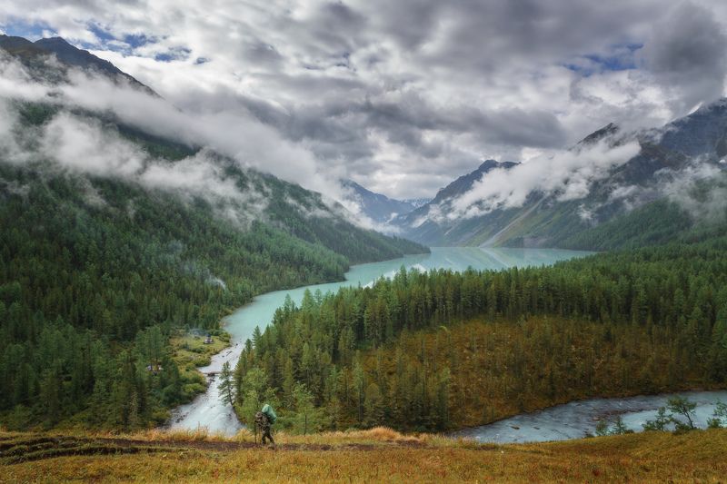 алтай, озеро, горы, лес, природа, закат, рассвет, красота, приключения, путешествие Одинокий путник на минутку задержался любуясь туманным рассветомphoto preview