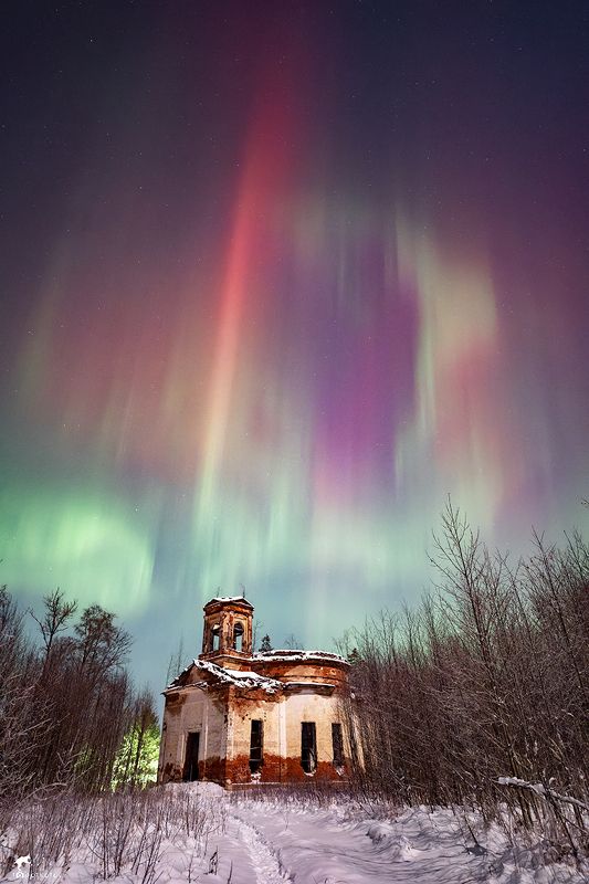 Над заброшенным храмомphoto preview