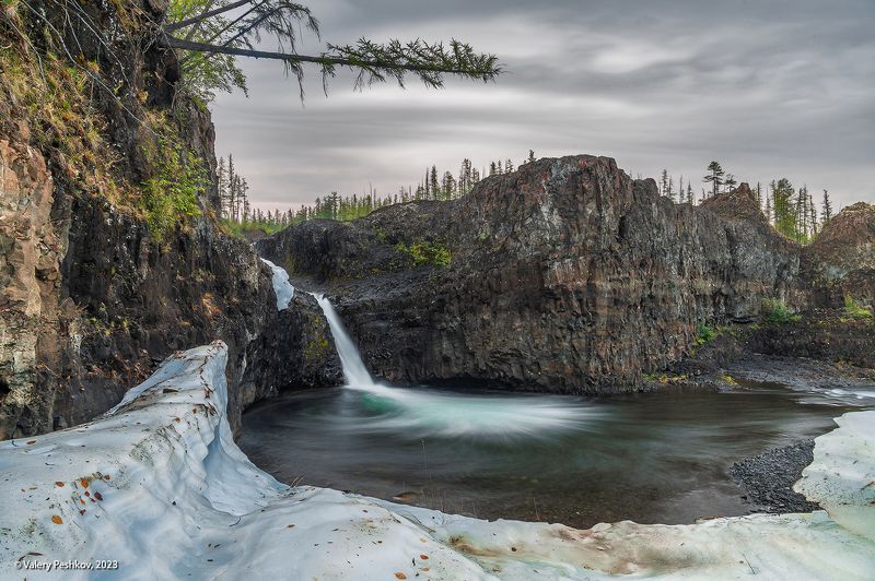 магия водопада, ночь в заполярье, ночной водопад, уютный, плато путораны, владимир коваль Про магию ночного водопадаphoto preview