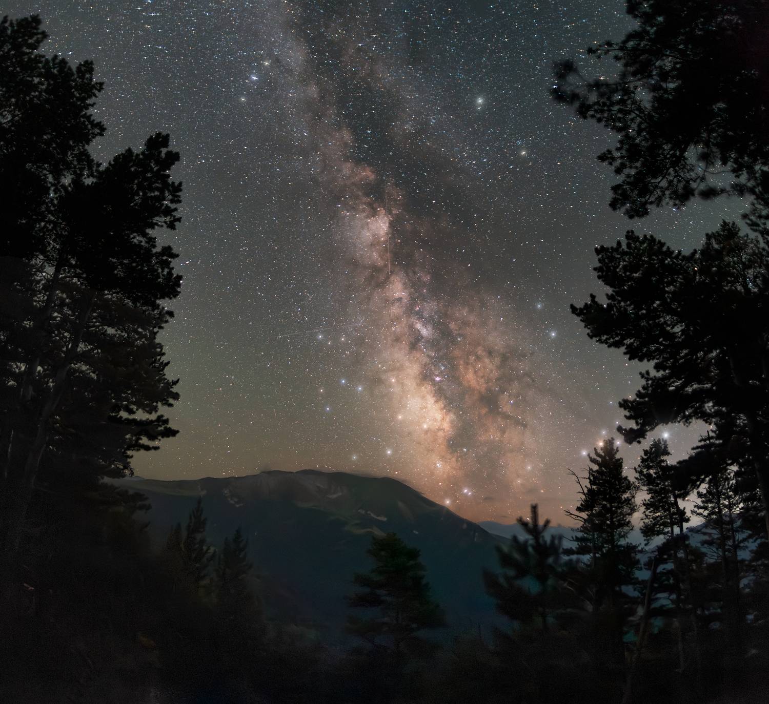Млечный путь над горой Пастухова. Автор: Adamsss Ksenia астрофото, астрофотография, ночь, астрономия, астропейзаж, кавказ, млечный путь, звезды, ночное небо, night, nightphotography, stars, milkyway, longexposure, Adamsss Ksenia