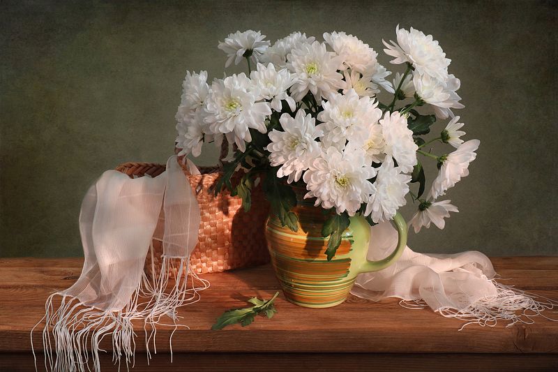 натюрморт,цветы,корзина,шарф,ваза Поздние хризантемыphoto preview