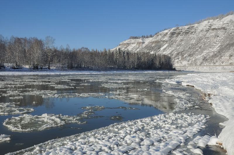 россия, кузбасс, ноябрь, пейзажи, река кондома, катунские утёсы, лед, снег, деревья, электропоезд Ноябрьская оттепель на рекеphoto preview