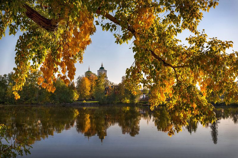церковь,  храм, осень, город, провинция, парк, прогулка, деревья, вода В осеннем обрамленииphoto preview