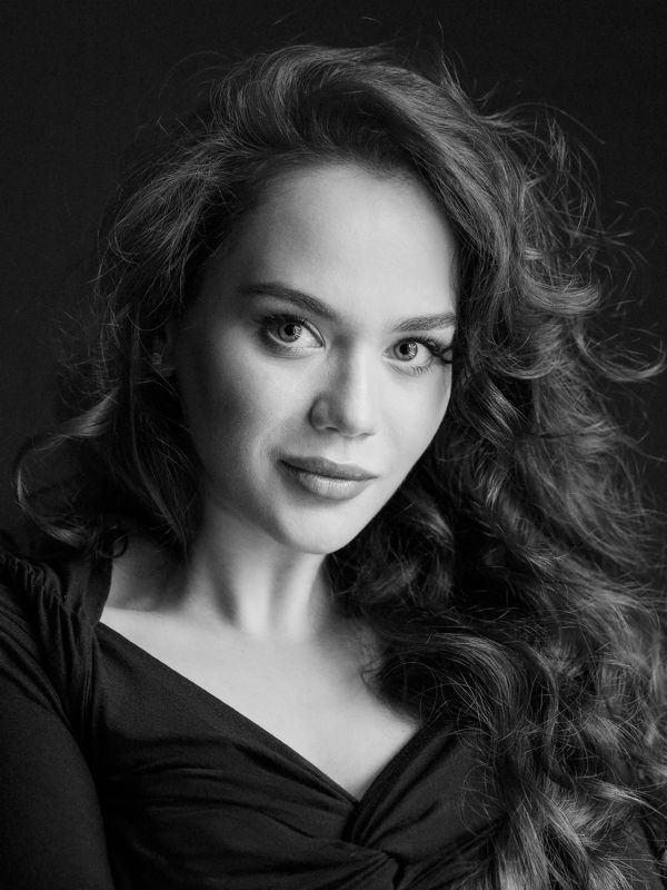 Красивая , девушка, лицо, взгляд, длинные волосы, студия, портрет, лицо, принт, лукавые глаза Maria фото превью