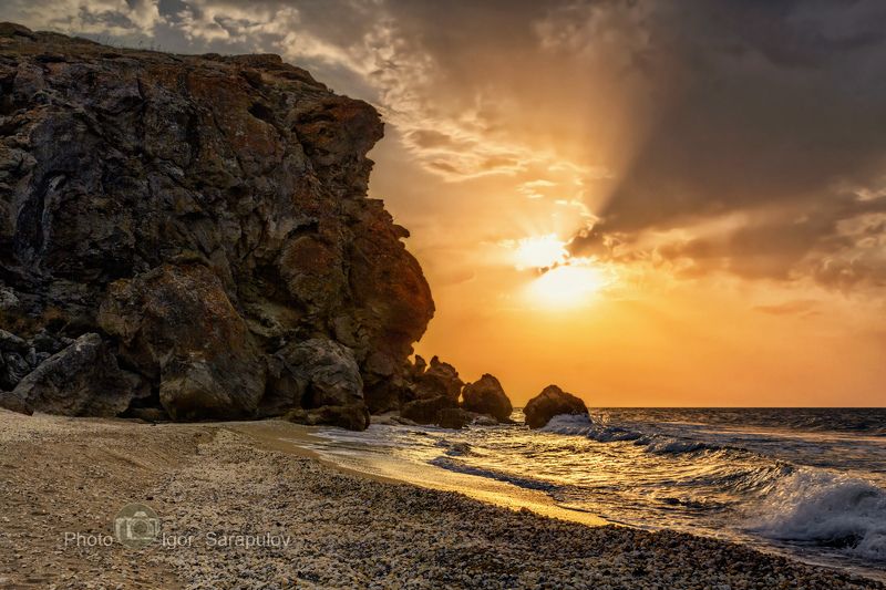 утёс снежного человека, утёс, уступ, тучи, солнце, скалы, природный парк караларский, прибой, побережье, облака, крым,  закат, дикий пляж, генеральские пляжи, вечер, бухта барсучья, береговая линия, азовское море, август, live for the story, kwanon photo, Вечер в Барсучьей бухте фото превью