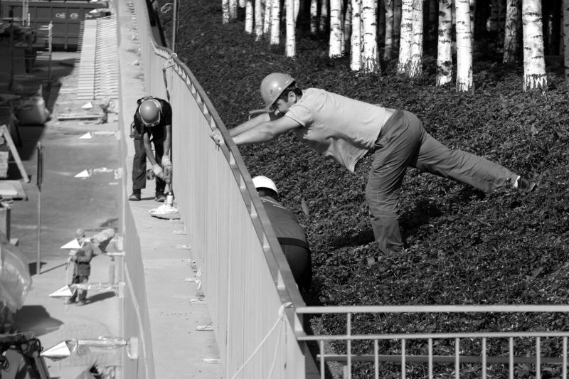 Реконструкция ГЭС2, ограда, монтаж, сила, усилие, толкать, берёзовая роща, работа на высоте Физическая силаphoto preview