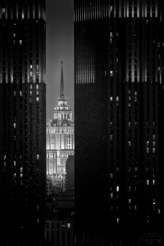 Москва, чб, нуар Сталинская высотка сквозь башни Пресня ситиphoto preview