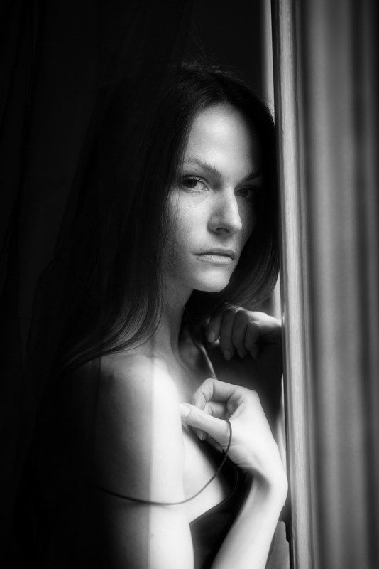 портрет, портретная фотография, женский портрет, естественный свет, фотосессия, чб, девушка, естественность, мобильная фотография, iphone 14 pro Jelenaphoto preview