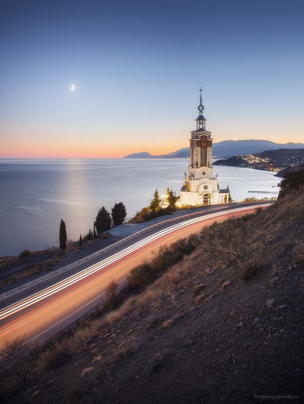 крым, храм-маяк, выдержка, ночная фотография, длинная выдержка, фототуры И Храм-маяк и месяц светитphoto preview