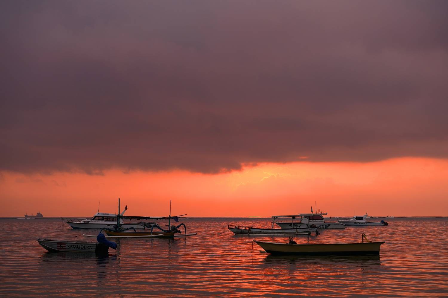 Morning. Автор: Сергей Андреевич dawn, sunrise, shore, sea, ocean, sky, horizon, boat, color, light, reflection, landscape, nature, morning, bright, jukung, low tide, Сергей Андреевич