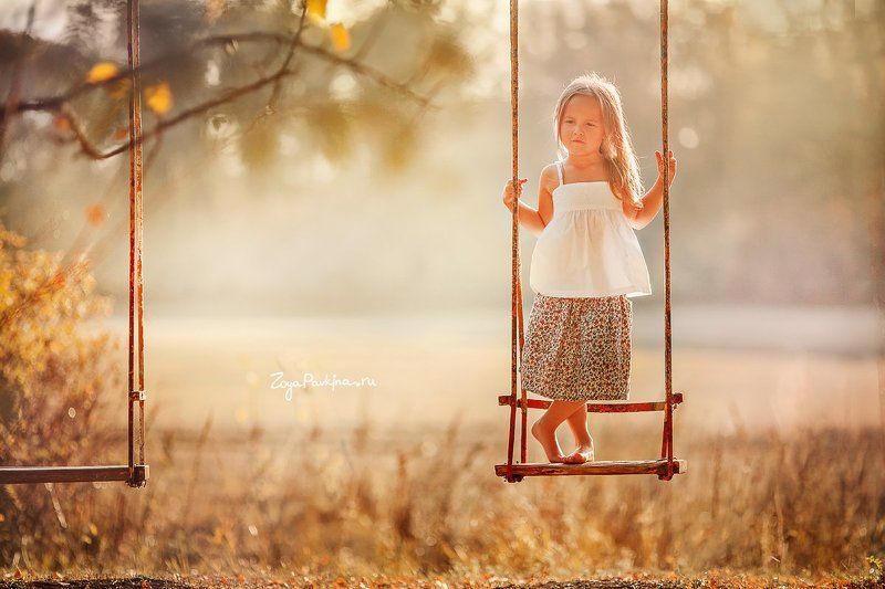 девочка, осень, оранжевый Качелиphoto preview