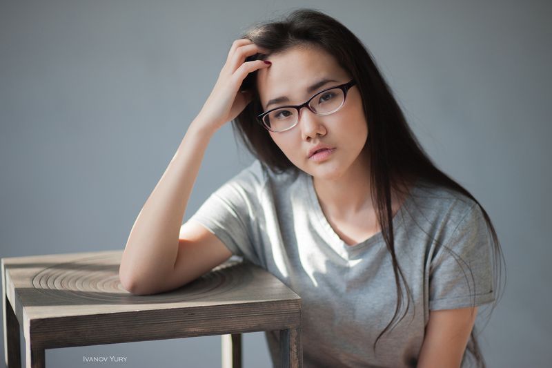 девушка, студия, свет, стул, азиатка, очки, красавица, милая девушка, студия Аятэphoto preview