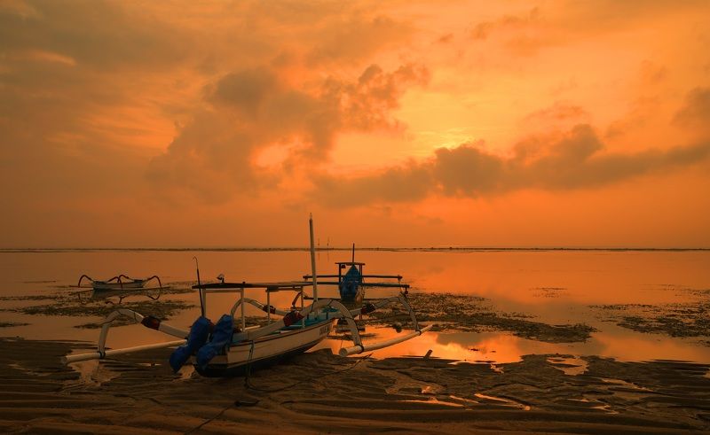 dawn, sunrise, shore, sea, ocean, sky, horizon, boat, color, light, reflection, landscape, nature, morning, bright, jukung, low tide Jukung фото превью