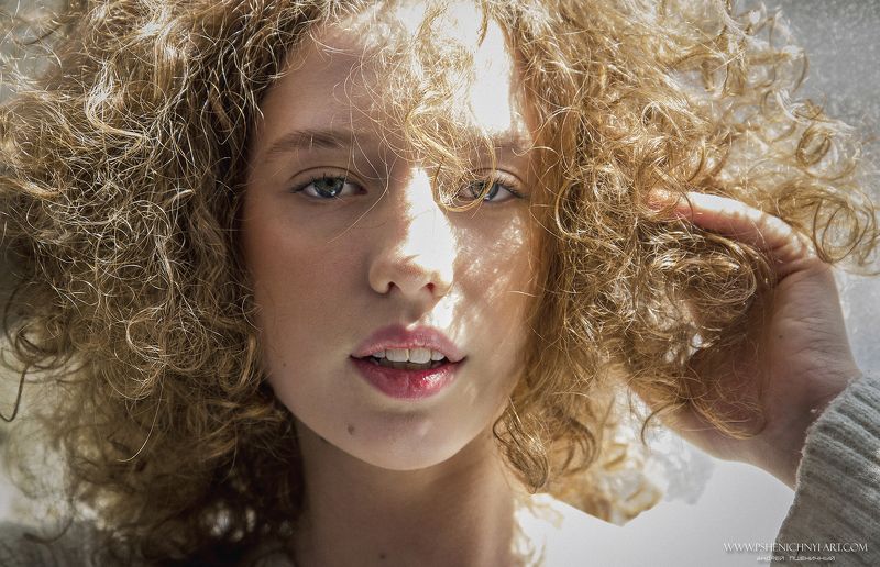 портрет, девушка, женский портрет, крупный план, солнечный свет The red sunphoto preview