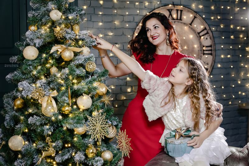 новый год, новогоднее настроение, мама и дочка Наряжаем ёлочкуphoto preview