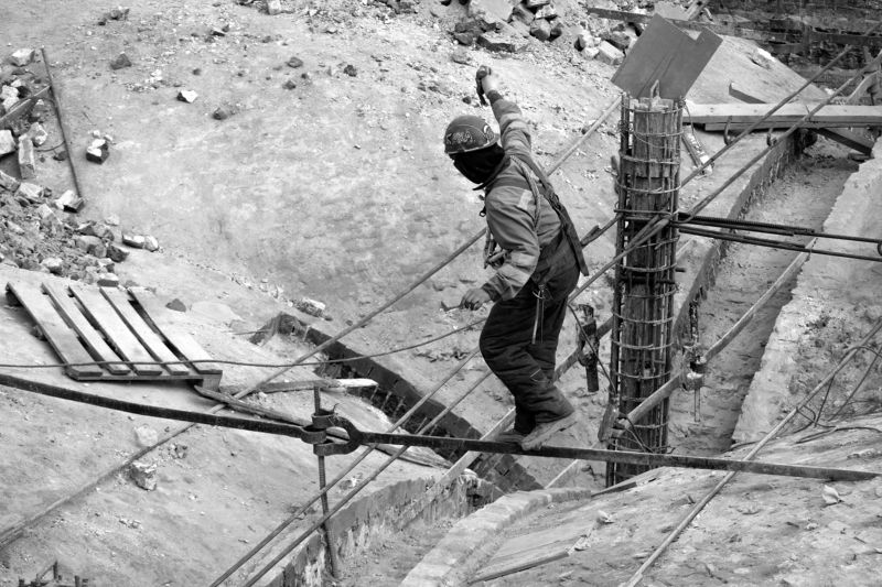 Реконструкция ГЭС2, баланс, строитель, канатоходец, кованое железо, своды Но зачем-то ему очень нужно пройти четыре четверти путиphoto preview