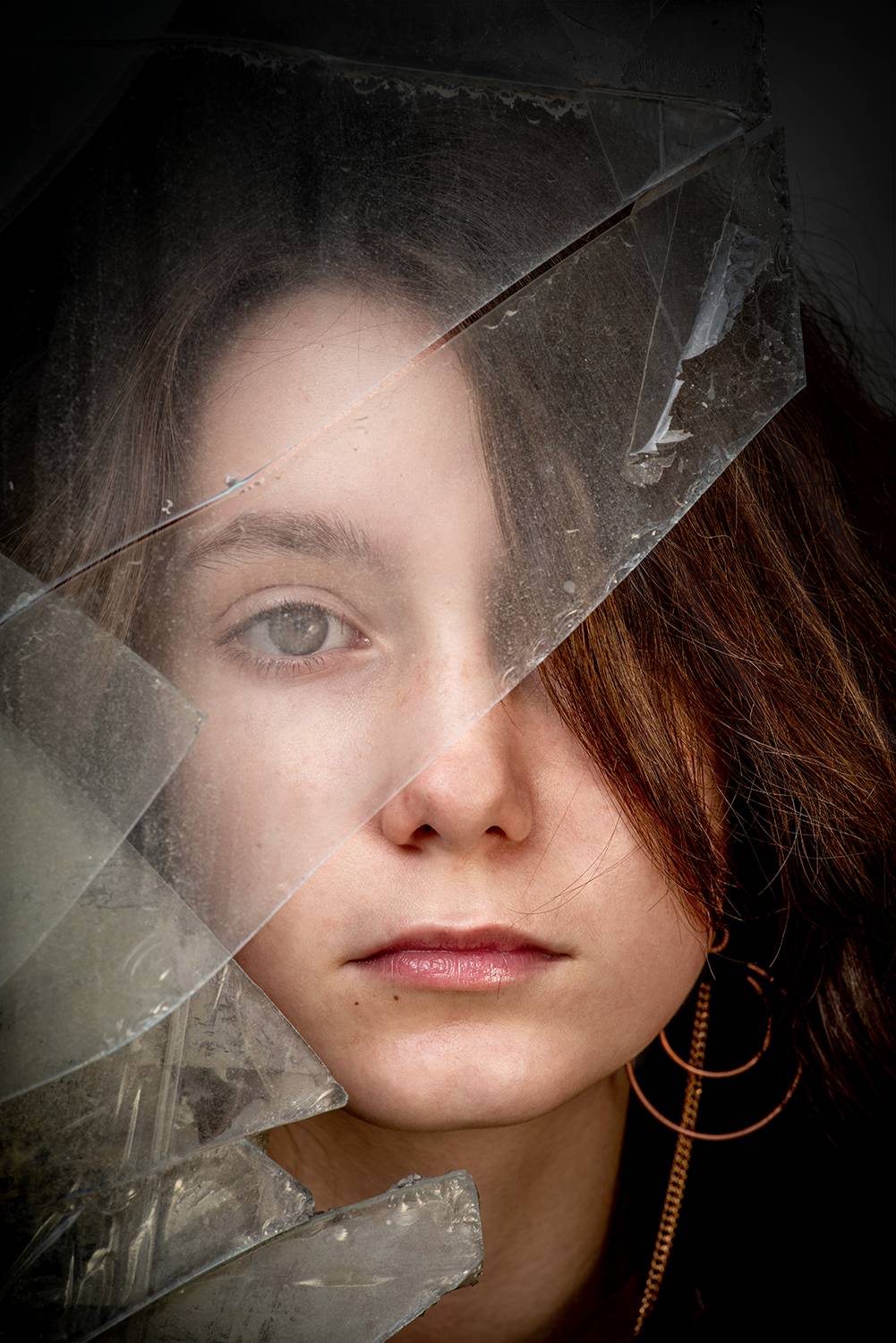 Хрупкий мир. Автор: Анна Иванова разбитое стекло, детство, детский портрет, хрупкое стекло, сквозь стекло, Анна Иванова