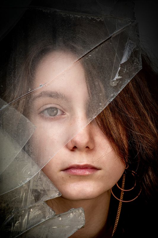 разбитое стекло, детство, детский портрет, хрупкое стекло, сквозь стекло Хрупкий мирphoto preview