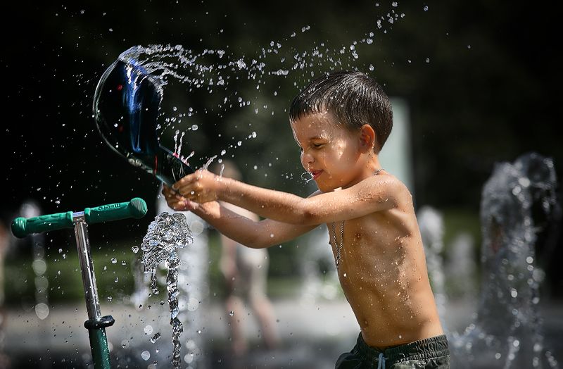 дети, дети у воды, лето, фонтаны, фонтанное настроение, эмоции, детские эмоции, уличное фото, стрит фото, уличный детский портрет Фонтанное настроениеphoto preview