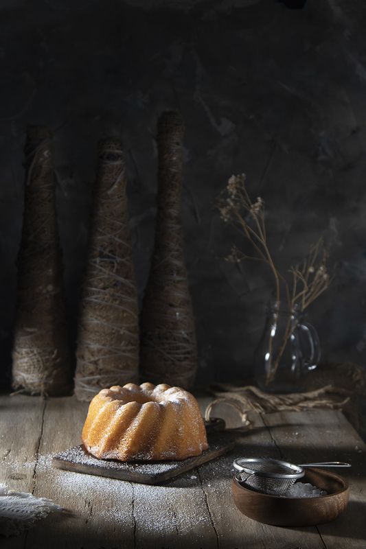 швеция Свежий кекс на деревенском столеphoto preview