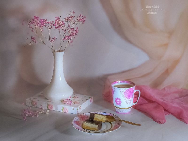 высокий ключ, цветы, ваза, драпировка, чай, кофе Нежностьphoto preview