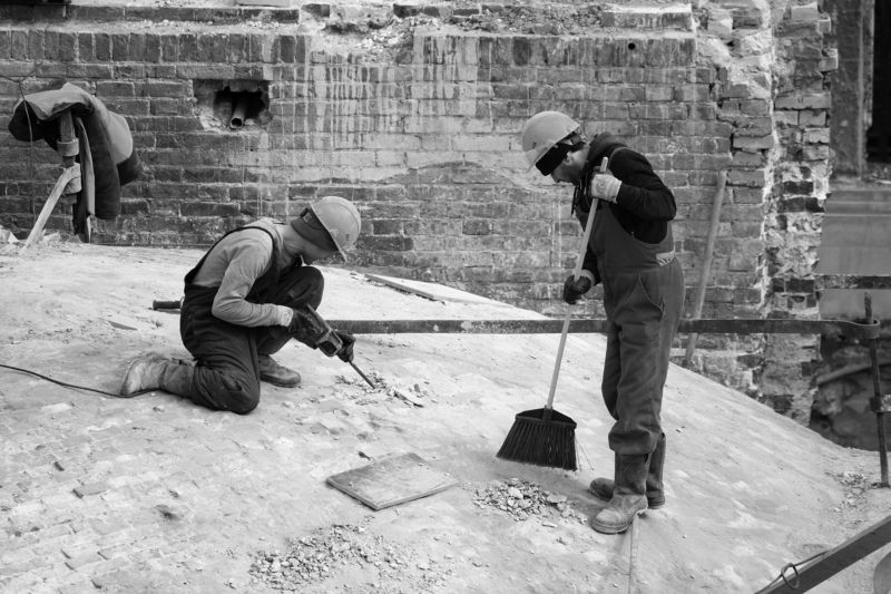 Реконструкция ГЭС2, свод, перфоратор, метла, подметать, кирпичи Место, где земля закругляетсяphoto preview