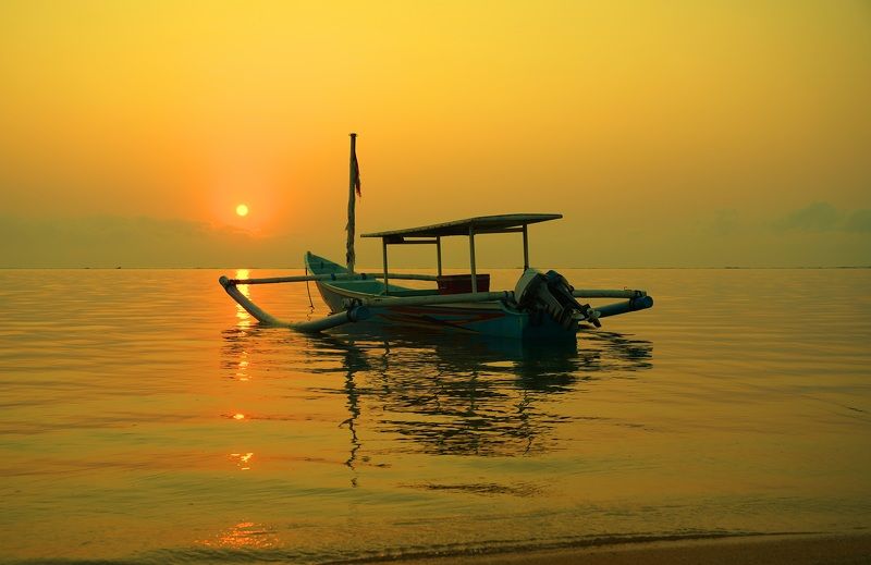 dawn, sunrise, shore, sea, ocean, sky, horizon, boat, color, light, reflection, landscape, nature, morning, bright, jukung, low tide Jukung фото превью