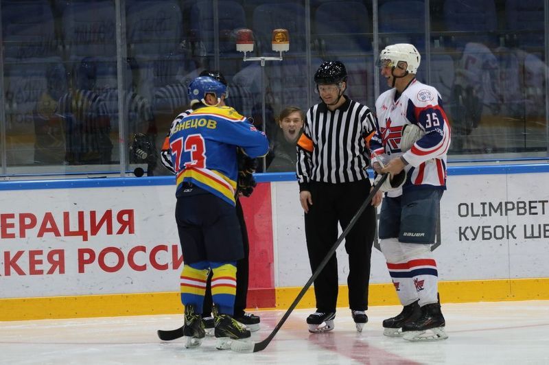 хоккей шайба хоккеист Гооол!!! Какой гол, матч еще не начался. photo preview