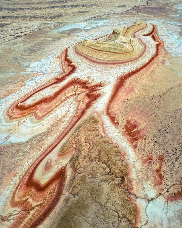 мангистау,мангышлак,казахстан,скалы След в степиphoto preview