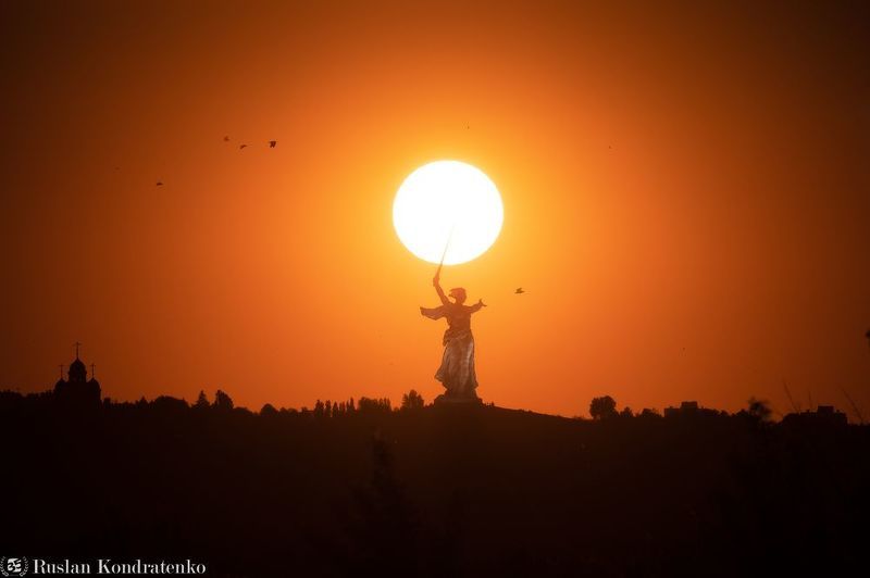 волгоград, родина-мать, прострел, композитная фотография, time blending Родина-мать на фоне заходящего Солнцаphoto preview
