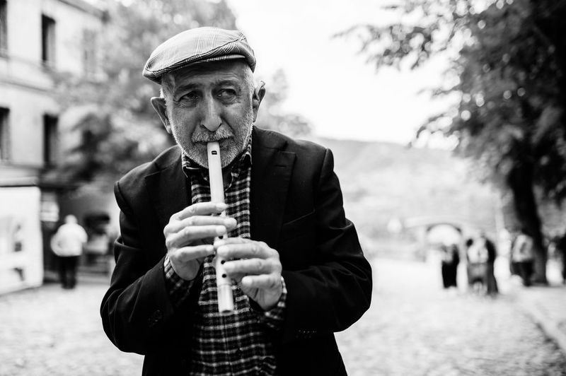 Играющий на дудкеphoto preview