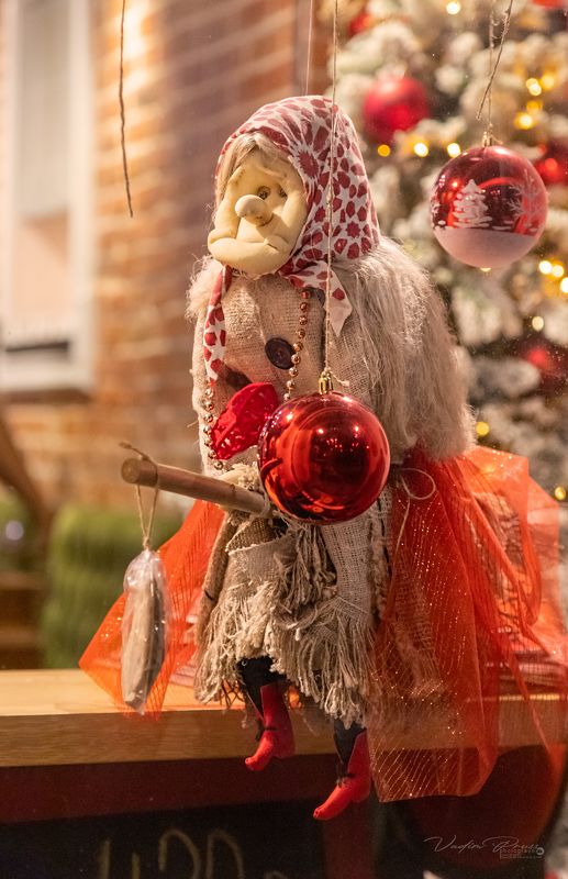 Зеленоградск, сказка, баба яга, витрина, Новый год, Рождество, фотография, Свирин Вадим, 2022 год, зима «Зеленоградская баба Яга»photo preview