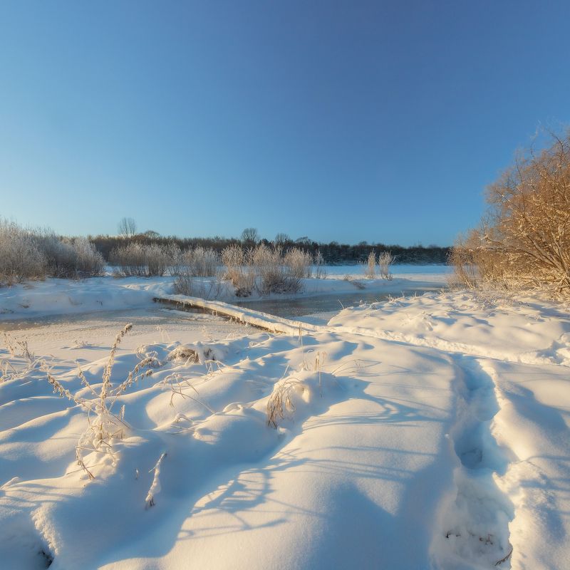 полдень, мороз, зима, снег, холодно, белое, небо, мост, река, берег, изморозь,  Морозный полденьphoto preview