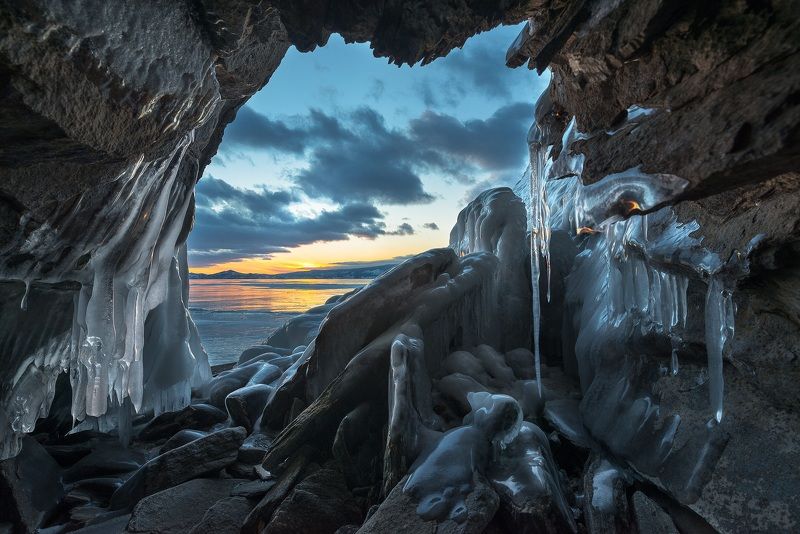 иркутская обл. озеро байкал, острова малого моря, грот, лёд, закат В поисках Чужих...photo preview