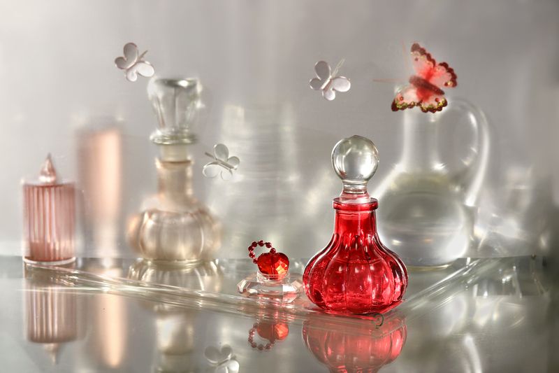 натюрморт, стекло, бутыльки, цыветные Акцент на красномphoto preview