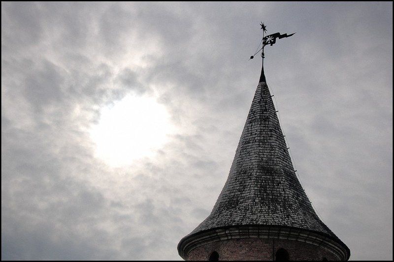 небо, тучи, замок когда расступаются небеса ...photo preview