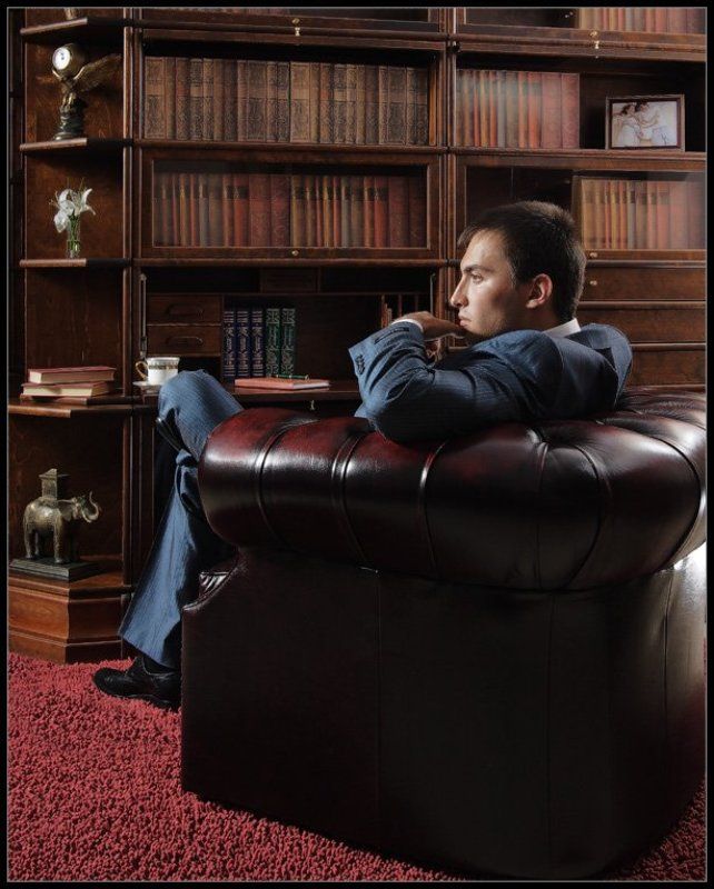 Портрет молодого человека в интерьереphoto preview