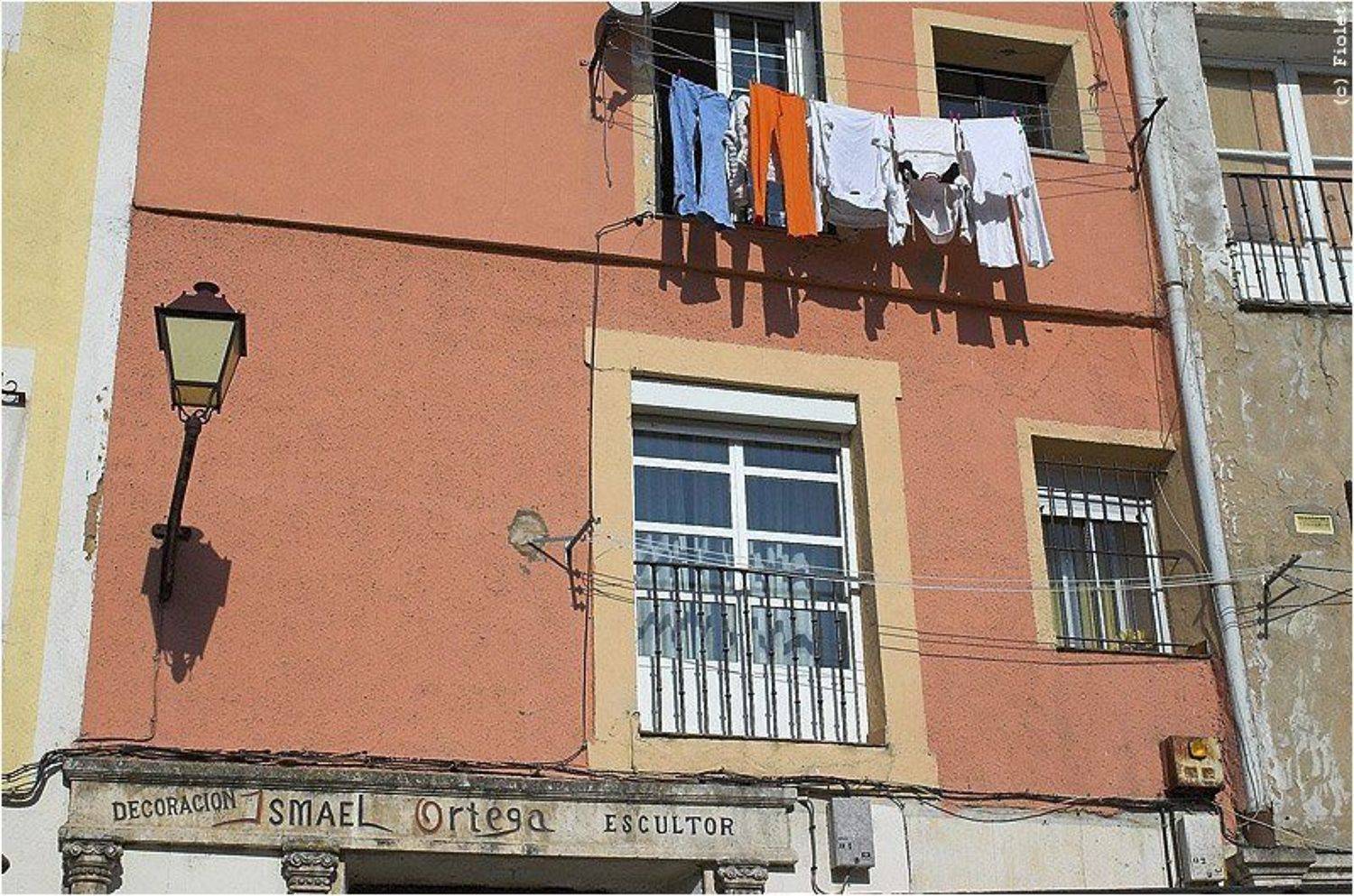 Бургос. Стены. Автор: Andrey N. Sliozberg испания, бургос, стена, окно, штаны, Andrey N. Sliozberg