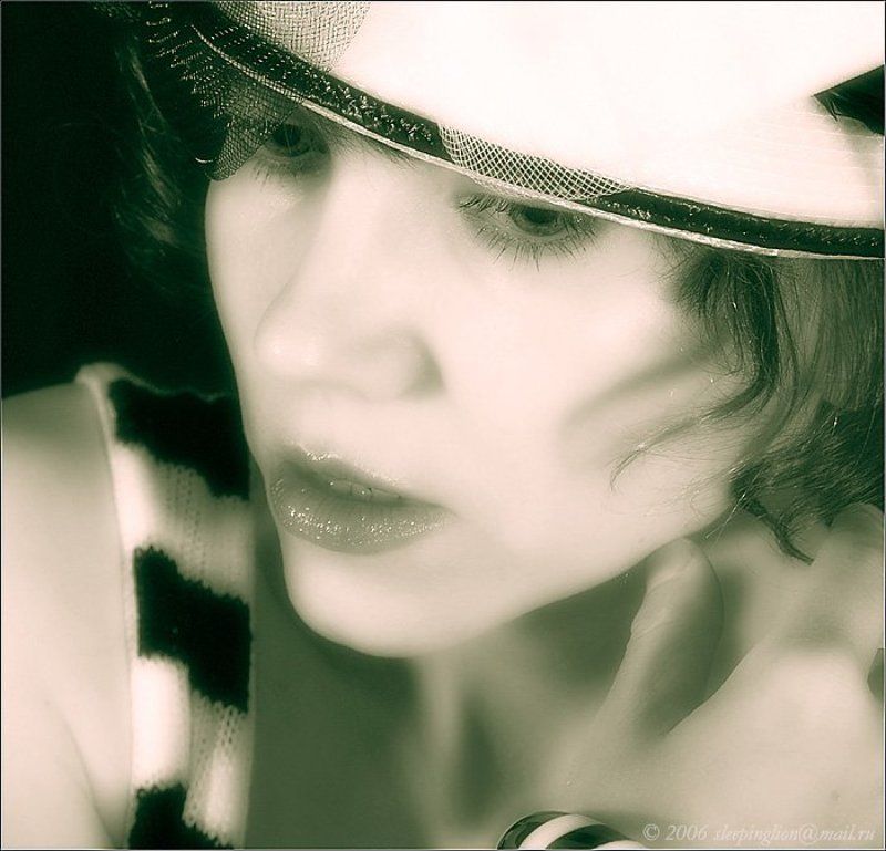 портрет на темном фоне Who makes you feel? фото превью