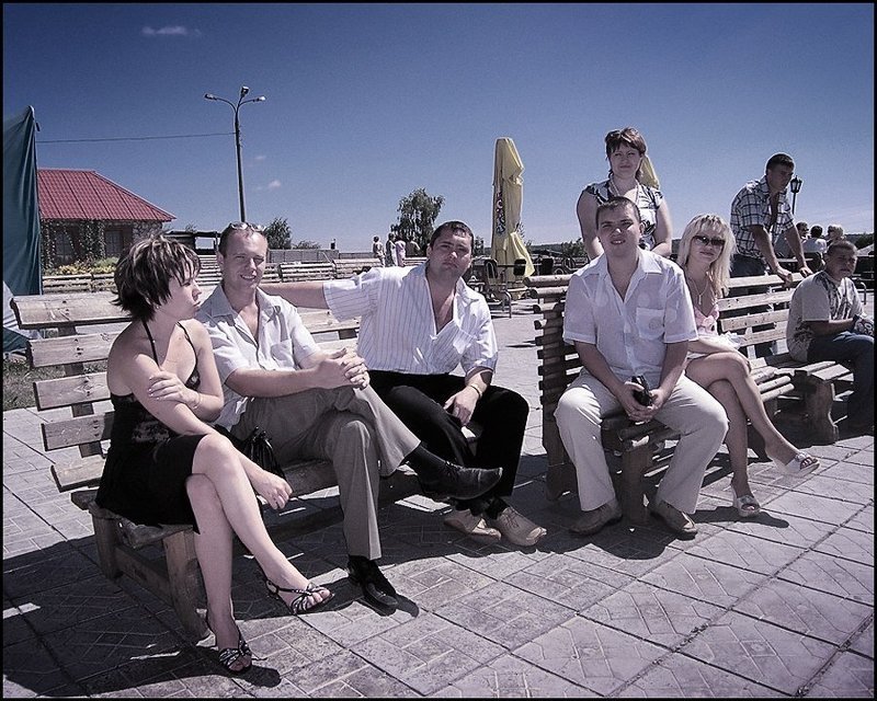 мальчики, девочки, лавочка Сидятphoto preview