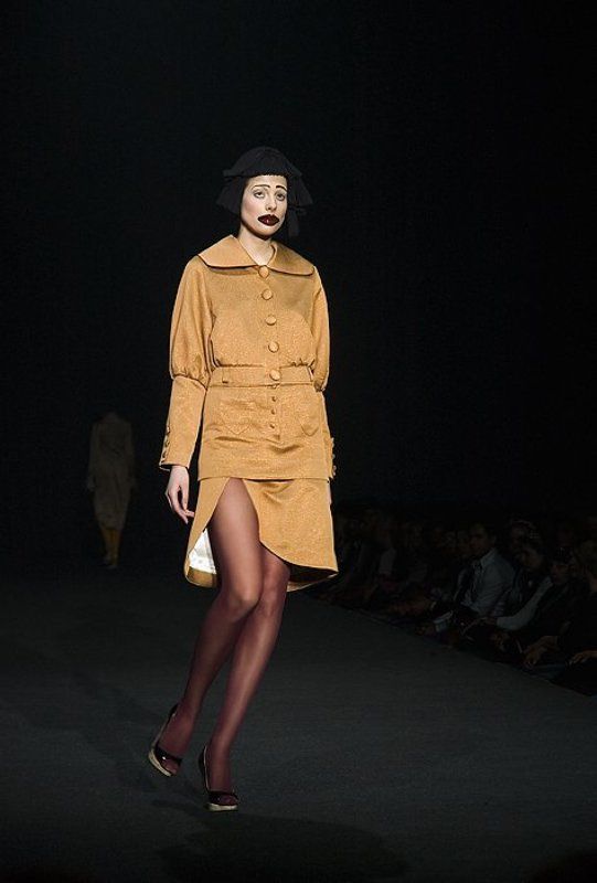 девушка показ мод fashion ножки...photo preview