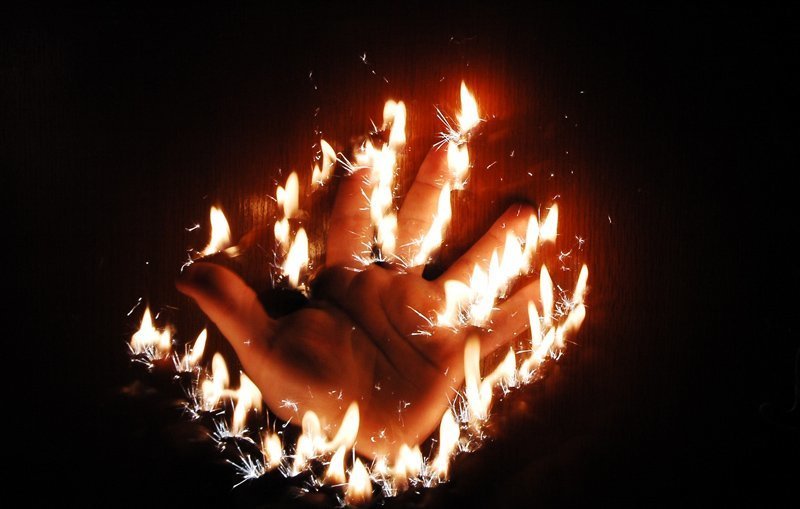 рука.огонь.выдержка.штатив. Охваченная пламенем.photo preview