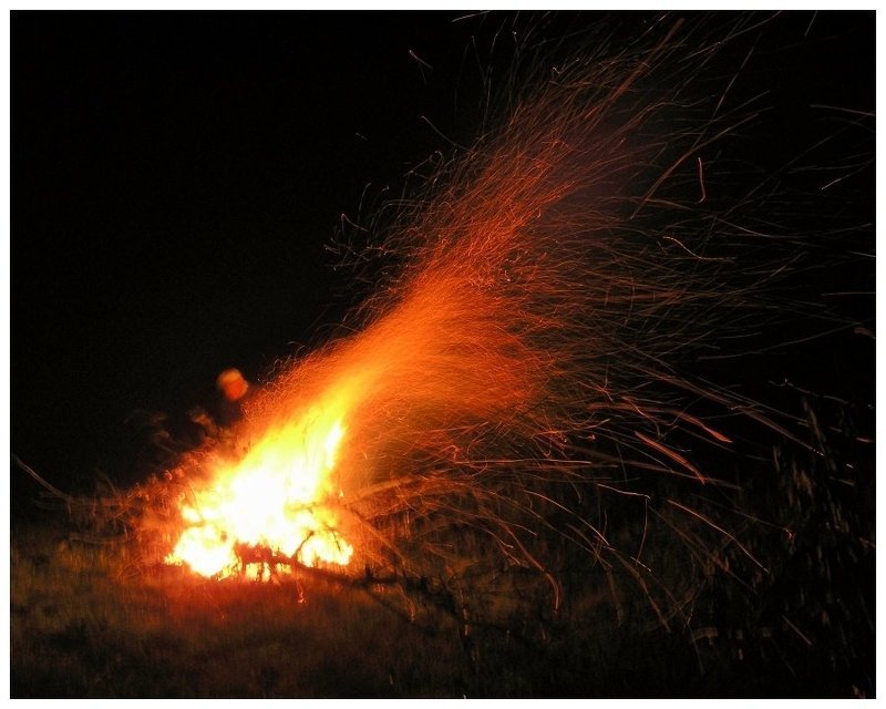 ночь, костёр, человек НОЧЬЮ IIphoto preview