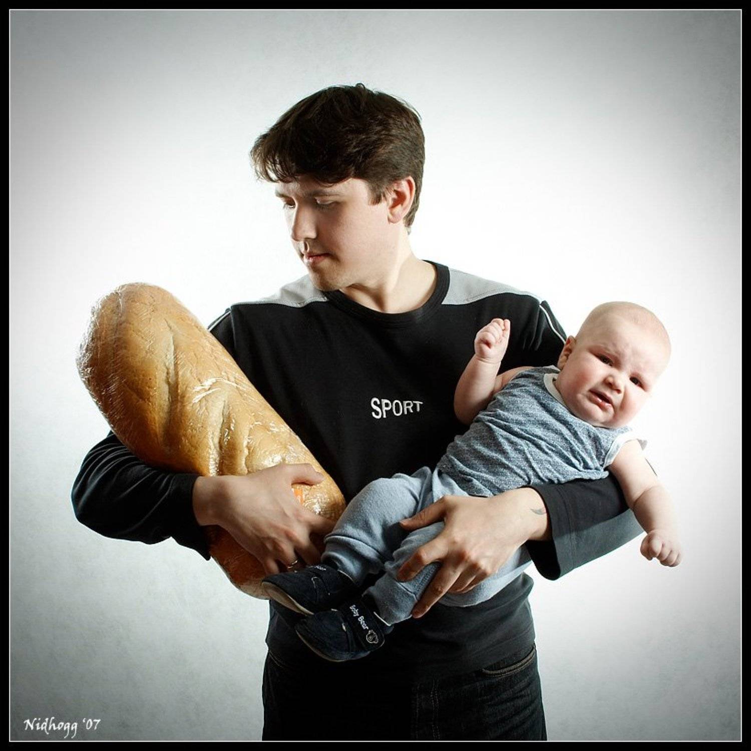 Двойняшки... или нет?. Автор: Nidhogg ребенок одна штука, батон тоже одна штука.... :))), Nidhogg