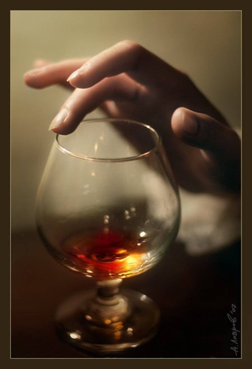 Песня.... Автор: Александр ЛАВРОВ коньяк, кисть руки, тени, Александр ЛАВРОВ