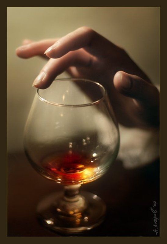 коньяк, кисть руки, тени Песня...photo preview