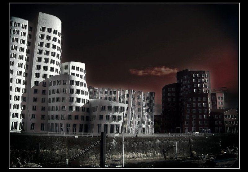 город, дома, набережная Неэвклидова геометрияphoto preview