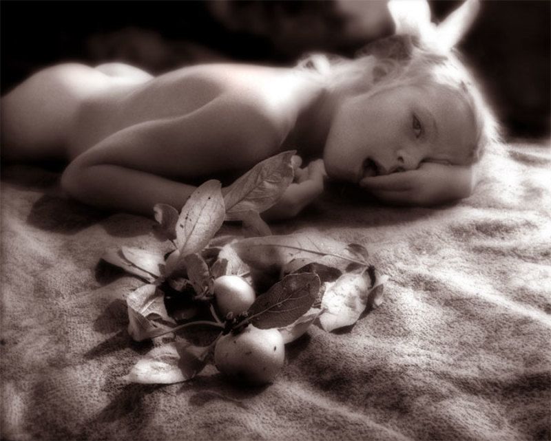 девочка, яблоки ДЕВОЧКА И ЯБЛОКИphoto preview