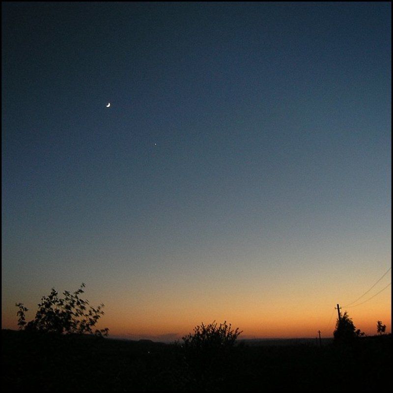 месяц ВЫНУЛ НОЖИК ИЗ КАРМАНАphoto preview