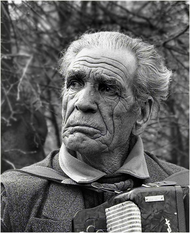 старик, старость, усталость. потрет не молодого человекаphoto preview
